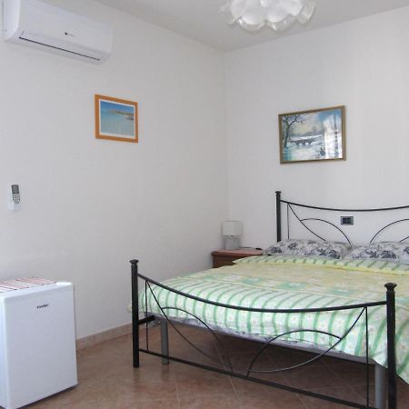 Il Portico Bed & Breakfast Uras Eksteriør bilde