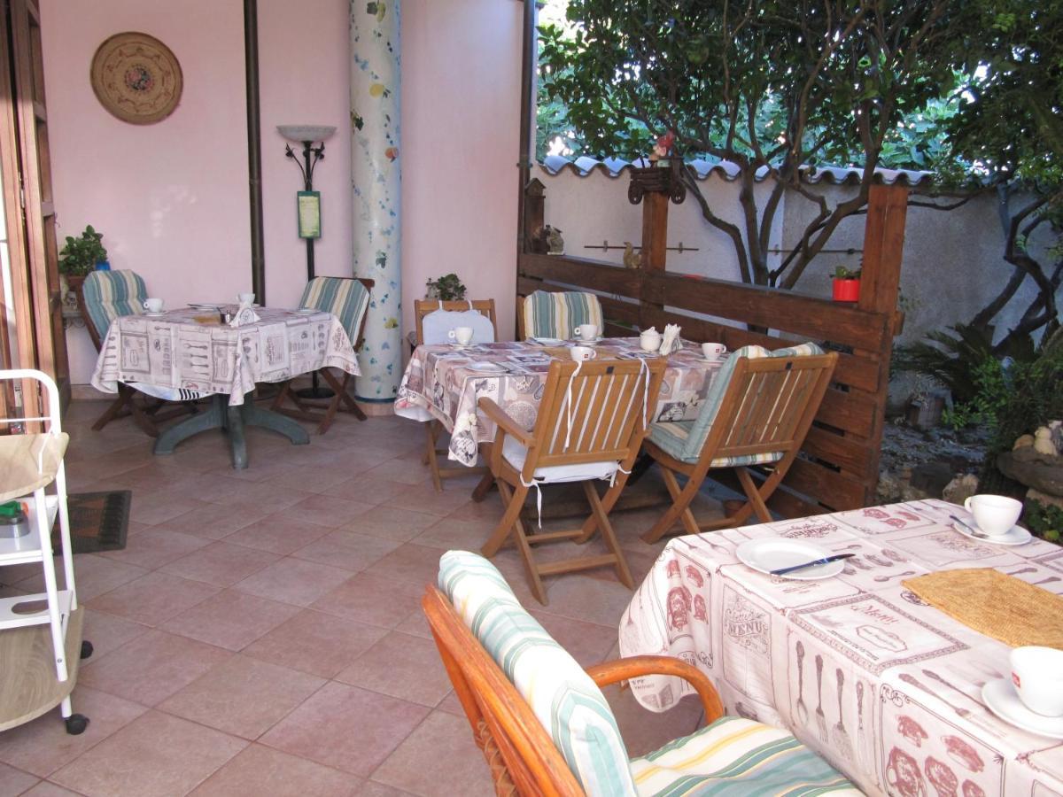 Il Portico Bed & Breakfast Uras Eksteriør bilde