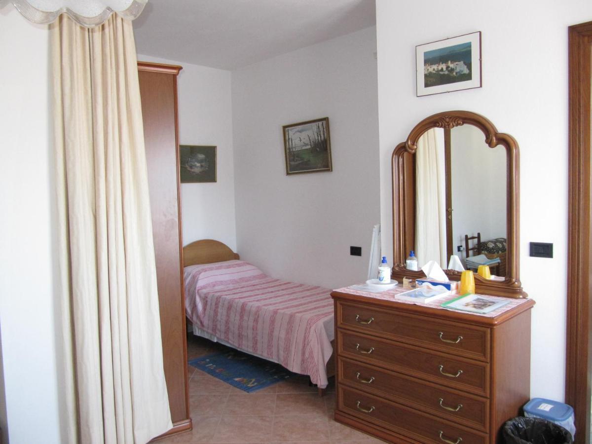 Il Portico Bed & Breakfast Uras Eksteriør bilde