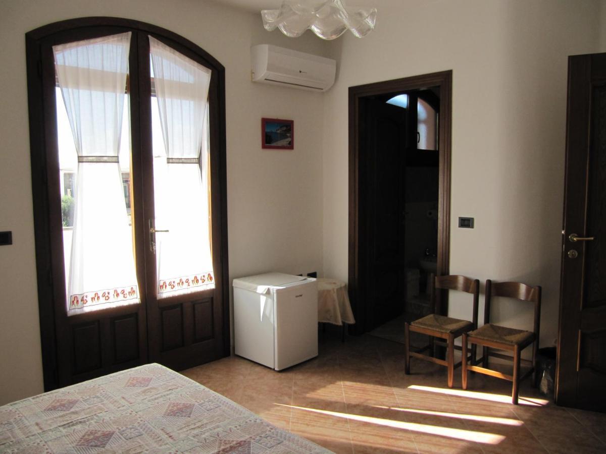 Il Portico Bed & Breakfast Uras Eksteriør bilde