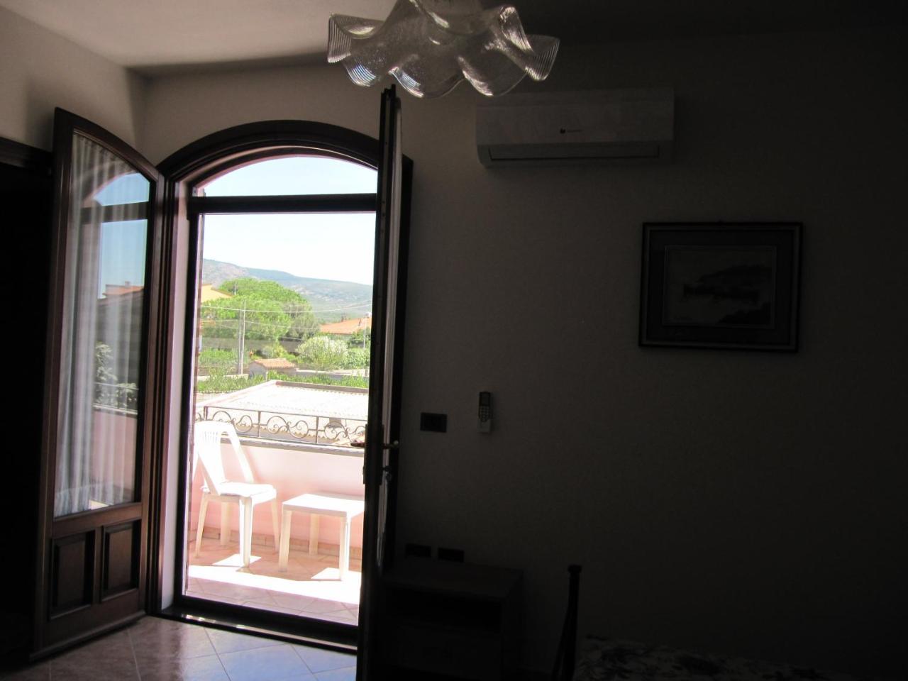Il Portico Bed & Breakfast Uras Eksteriør bilde